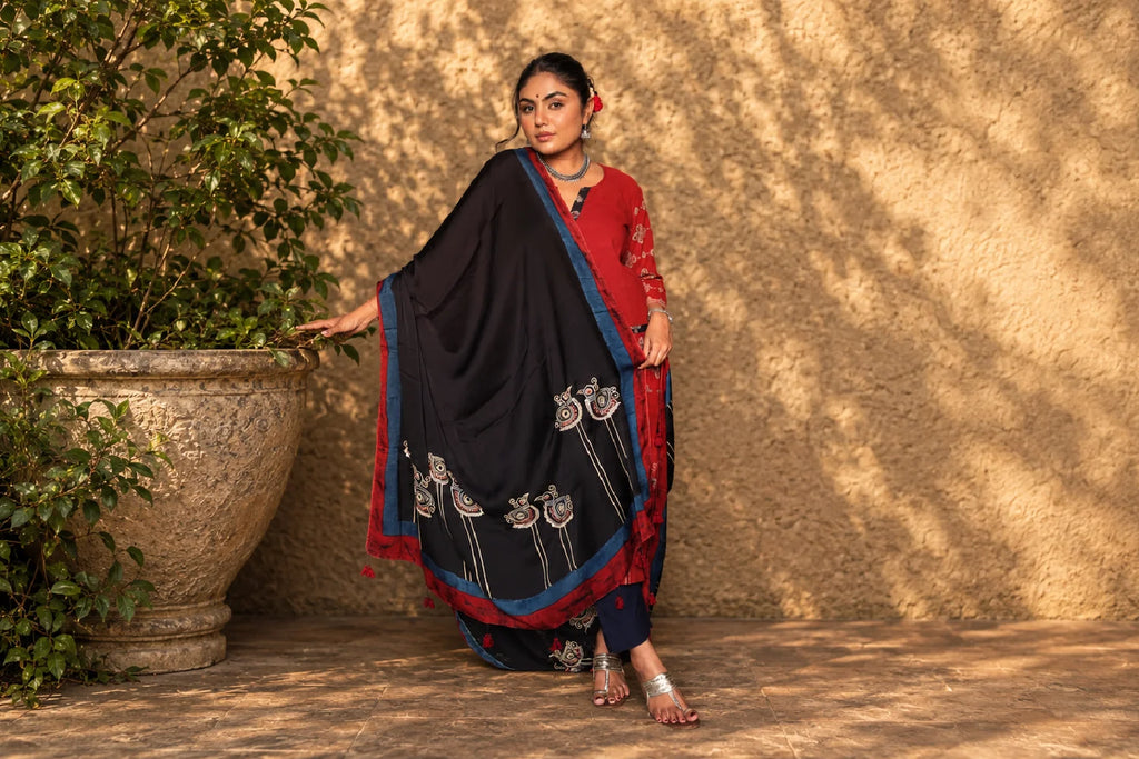 Black Birds-by-the-Shore Crepe Stole/ Hanj Collection